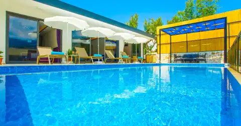 Villa Ay