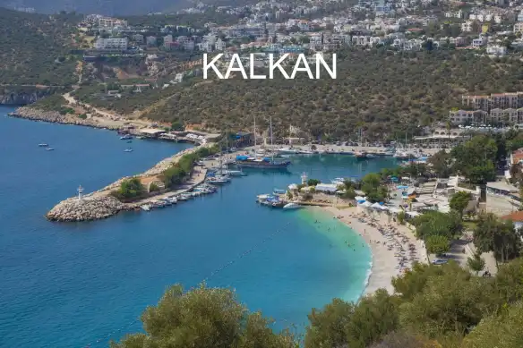Antalya’nın minik, sevimli, huzurlu, rahatlatıcı, dinlendirici kasabalarından biri olan Kalkan, Kaş’a bağlı ufacık bir mahalle aslında. Ancak bakmayın mahalle dediğimize, tam bir turizm başkenti. Uzun yıllar boyunca hüküm sürmüş Likyalıların izlerini çoğu Antalya ilçesinde görmek mümkün, Kalkan’da da benzer izler oldukça göze çarpmakta. Kalkan’ı diğer ilçe ve turistik kasabalar en önemli özelliği, İngilizlerin bölgede yerleşim kurması. Tatile gelen İngiliz turistlerin aksine Kalkan’a yerleşen yüksek oranda İngiliz’e rastlamak mümkün. Çünkü Kalkan, gerek doğası gerek havasıyla tatilden de ziyade yaşamak için çok elverişli güzel bir yer. Konu yerleşimden açılmışken Kalkan’a tatile geldiğinizde konaklamak için pek çok alternatif ile karşılaşmanız mümkün. Pansiyon ve butik otellerden ziyade ailecek kalıp ev konforuyla tatilinizi geçirmek istiyorsanız, tercihinize göre muhafazakar villalar, dışarıdan görünmeyen korumalı villalar, ekonomik ayrıca lüks villalar da kiralamanız mümkün. Tatil tercihinizi Kalkan’dan yana kullanıyorsanız şanslısınız demektir. Çünkü her anlamda güzel bir tatil geçireceğiniz gibi konforunuzdan da ödün vermemeniz için Kalkan sizi memnun etmeye hazır. Önceden kiralayacağınız villalar ile, ailecek tatil geçirecek hatta tatilde bile kendinizi evinizde hissedeceksiniz. Pek çok alternatif sunuyor size Kalkan konaklamanız için. Ekonomikten lükse, yazlık villalardan havuzu dışarıdan gizli villalara kadar pek çok şık arasında tercih yapabilirsiniz. Gitmeden bile Kalkan sizi memnun etmeye başladı bile öyle değil mi? Tatil dinlenmek, yeni yerler görüp keşfetmek, yazın tadını kızgın kumlardan serin sulara atlayarak çıkarmaktır. Türkiye’nin en uzun plajlarından Patara’ya ev sahipliği yapan Kalkan, büyüklüğünden dolayı ucu bucağı görünmeyen bu plajın ender kumlarının tadını tüm tatili boyunca çıkarsın diye kurulmuş sanki. Ev ve mekanların önünü süsleyen begonvil ve zakkumların mis gibi kokularının etrafa yayıldığı sokaklarından her an denizin engin manzarasıyla karşılaşmanız mümkün. Büyüleyici mavi, bakir koylarla çok daha etkileyici bütünlük kazanıyor Kalkan’da. Diğer Antalya ilçelerinden olduğu gibi Kalkan’da su altı gizli dünyasıyla size yepyeni bir dünya gösteriyor. Antik şehirler kalıntılarına dalışlarınızda da sıkça karşılaşıp, tarihsel dokuya şahit olacaksınız. Tarihsel doku demişken ünlü tarihçi Heredot’un Kalkan için kullandığı o ünlü söz “Dünyada yıldızlara en yakın yer” Kalkan için yapılmış en yerinde tespitlerden biri. Bazı yerler anlatılarak değil yaşanarak çok daha iyi tecrübe edilir. En yakın tatil planınızı Kalkan’a yaparsanız, tüm güzelliklerine bizzat tanıklık etmiş olacaksınız. Akdeniz ikliminin özelliğiyle sıcak olan bölgede deniz ve yaz uzun bir süre sizin için varlığını devam ettiriyor. Yazın tadını 2-3 ay değil 5 ay boyunca doyasıya yaşayabilirsiniz Kalkan’da. Yine de yetmeyecektir bu süre, geldiğinizde ayrılmak istemeyeceğiniz için. Ülkenin en güzel plajlarının Kalkan’da kendine yer edinmiş olması, aynı zamanda tarihi antik kentlere sahip Kekova ve Kaleköy’ü de günlük tekne turlarıyla ziyaret edip tatilinizi daha unutulmaz kılabilirsiniz.