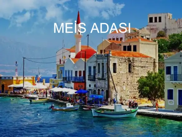 Daha önce ziyaret ettiniz mi bilemeyiz ama Meis Adası’nı gezilecekler listenizde başköşeye taşımanızda fayda var. Gerek rengarenk evleri, gerek lezzetiyle damağınızdan silinmeyecek küçük şirin balıkçı lokantaları, gerekse doğal zenginlikleriyle Meis Adası’nda bol huzurlu bir tatil geçirmeye hazır olun. Ada, Yunanistan’a bağlı on iki adadan yalnızca biri. Yunanistan’da bir ada ancak çok değil Türkiye’ye de 2 km uzaklıkta. Görünüş olarak yine Yunanistan’ın Symi adasına benzese de, Meis Adası diğer Yunanistan adaları gibi şahsına münhasır aslında. Ada tarihi açıdan ziyaretçilerini oldukça tatmin edici. Rodos Şövalyelerinden tutun da Osmanlılara kadar adada egemenlik kurmuş birçok uygarlık ve birlik mevcut. İkinci Dünya Savaş’ından sonra ise temelli olarak Yunanistan’a geçmiştir. Adada hüküm sürmüş pek çok uygarlık var dedik, haliyle tarihi anlamda bu uygarlıkların esintilerini bölgede hissetmek mümkün. Gerek kültürel gerekse yerleşim alanında olsun Meis Adası, tarihi izleriyle gezinizi unutulmaz kılıyor. Bazıları kalabalık, büyük, eğlence alanları çok olan yerleri tercih ederken bazıları ise dinlenme tatillerini yeğler. Dinlenmek, şehrin yorgunluğunu üzerinden atmak, denize sıfır meyhanelerde demlenerek fonda yükselen Yunan şarkılarına eşlik etmek ister, vuku içinde. Tercihiniz bu yöndeyse Meis Adası bu anlamda ihtiyacınızı eksiksiz karşılayacak bir bölge. Küçük bir ada olması ulaşımı olumsuz etkilemiyor hatta tam tersi adada bir havaalanı mevcut. Aynı zamanda Antalya Kaş’tan da adaya devamlı vapur seferleri var. Ada sarp kayalıklarla çevrili ve girintili çıkıntılı olduğu için bölgeye sadece doğu kıyısından giriş yapılabiliyor. Ve yine doğu bölgesindeki Magisti Köyü adanın tek yerleşim yeri. Yani adanın tek vakit geçilip, gezilecek yeri Magisti Köyü. Ancak bu sıkıntı teşkil eden bir durum değil tam tersi kalabalıkla yorulmayacağınız benzersiz bir keyifle tatilinizi sürdüreceksiniz adada. Ada küçük ancak güzellikleri büyük. Yapılacakları da fazla tabi. İsterseniz kumsalda denizin keyfini sürün, isterseniz tepelere tırmanıp adayı ve Antalya’yı seyre dalın, isterseniz de Yunanistan’a özgü o daracık ve rengarenk evlerle çevrelenmiş sokaklarını gezintiye çıkın. Siz yine de hepsini yapmadan adadan ayrılmayın, tercih edeceğiniz her bir aktivite sizi fazlasıyla memnun edecek. Meis Adası’na ulaştığınızda zaten bu vaatleri duyar gibi oluyorsunuz, çünkü daha ilk dakikalardan ada sizi coşkulu bir hoş geldin ile karşılıyor. Adaya sadece doğu kısmından giriş yapılıyor dedik ancak Mavi Mağara diye adlandırılan, doğaya ve maviliklere ait tüm güzellikleri içinde barındıran bu mağaraya adanın doğu girişinin tam arkasında bulunan bu benzersiz yapıya deniz taksisiyle gitmek mümkün. 70 metre yükseklikte olan bu mağarayı ziyaret edip, karanlık ama masmavi sularında yüzmeden Meis gezinizi sonlandırmayın. Adanın nüfusu ise 2001 sayımına göre 406 olup, yaz dönemlerinde bu sayı fazlasıyla artmaktadır. Akdeniz iklim özelliklerinin yaşandığın Meis’e yaz mevsimine ait herhangi bir ayda gidebililrsiniz.