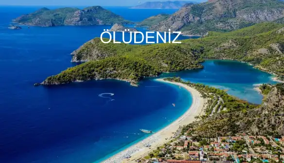 Türkiye’nin cennetlerinden, Fethiye’nin gözbebeği, tatilcilerin vazgeçilmez adresi Ölüdeniz her yaz yerli yabancı birçok tatilci ağırlamakta. Ve her geçen gün daha da tercih edilmeye başlanan Ölüdeniz, bu kadar hayranlığı sonuna kadar hak eden tam bir doğa harikası, cennetin yansıması, doğal güzelliğin deniz ve doğaya yansıması… 950 hektarlık bir alanda varlığını sürdüren Ölüdeniz, doğal bir tabiat parkı. Tabiatın bizlere sunduğu her türlü renge Ölüdeniz’de ton arası geçişlerle karşılaşmamak imkansız. Yeşilin bin bir tonu, turkuazdan laciverte dönen mavinin büyüleyici enginliği. Sanki profesyonel bir ressamın elinden çıkmış dünyanın en güzel resmi gibi Ölüdeniz, kusursuz, büyüleyici ve etkileyici. Tatil için Ölüdeniz’i tercih etmeniz demek, hem doğaya, hem eğlenceye, hem de gezmeye sonuna kadar doymak istiyorsunuz demek. İsmiyle bu denli yakışan başka bir bölge yoktur Ölüdeniz gibi. Sessiz sakin tüm güzelliğini önünüze sererken, size de bembeyaz kumların üzerinde, içinde tek bir yosuna rastlanmayan denizini seyre dalmak kalıyor. Dünyanın en güzel ve temiz plajları arasında gösterilen Ölüdeniz aynı zamanda mavi bayrağa sahip. Bu da suyunun ne kadar berrak ve temiz olduğunu gösteren en önemli gösterge. Denizin üzerine uzanan irili ufaklı kara parçaları, aynı zamanda mavinin içinde yemyeşil yükselen büyüklü küçüklü adacıklar, izledikçe büyüleyen en doğal ve büyüleyici detaylar. Ülkenin en değerli tatil destinasyonlarından biri Fethiye Ölüdeniz. Ancak dünya geneline baktığımızda da tercihini bu cennetten yana kullanan pek çok turistle karşılaşmak mümkün. Ölüdeniz’de birçok su sporunu denemeniz mümkün. Ancak burada en çok tercih edilen aktivitelerden biri de Babadağı’ndan yapılan yamaç paraşütü heyecanı. 2000 metre yükseklik, uçurumdan sonra başlayan büyüleyici manzara. Ölmeden yapılacaklar listeniz varsa, Ölüdeniz’deyamaç paraşütü yapmayı eklemeyi unutmayın maddelere. Zira bu deneyimi yaşadıktan sonra, bundan daha güzeli olamazdı diyeceksiniz büyülenmiş bir şekilde. Yükseklik korkunuz varsa bile eğer ciddi bir sağlık sorununa neden olmayacaksa bu deneyim, tatilinizi yamaç paraşütü yapmadan sonlandırmayın. Aslında burada önemli olan yamaç paraşütü yapmak değil, yazıda da bahsettiğimiz üzere mavi ve yeşilin her tonuna kuş bakışı şahit olmak, upuzun kumsalın sonsuz beyazlığına eşlik eden dik yamaçlar… Koylarıyla da cennet kapılarını her defasında sizi sonsuza kadar açan Ölüdeniz’e gittiğinizde başta Kelebek Vadisi olmak üzere görmeniz gereken koylardan. Kara yoluyla ulaşımı olmayan koya, tekne turuyla katılıp dağların arasında yüzmenin keyfini yaşayabilirsiniz. Tatilinizde hem dinlenmek hem de eğlenmek istiyorsanız Ölüdeniz’de ihtiyacınız olan her şeyi bulabileceksiniz. Sofranızı şenlendiren taptaze balıkların sergilendiği meyhanelerden, sabaha kadar dansın yorgunluğunu günün ilk ışıklarıyla kumsalda atacağınız gece hayatı, sessiz sakin koylarında kuracağınız kamplar. Bir tatilden beklediğiniz her şeyi sunuyor size Ölüdeniz. Eğlenceyi ve tatili size bir arada sunan bu bölgede, konaklama için de sıkıntı yaşamayacaksınız. 5 yıldızlı otellerden tutun da butik otellere, pansiyonlardan apartlara kadar konaklama tercihinizi istediğiniz şekilde kullanabilirsiniz.